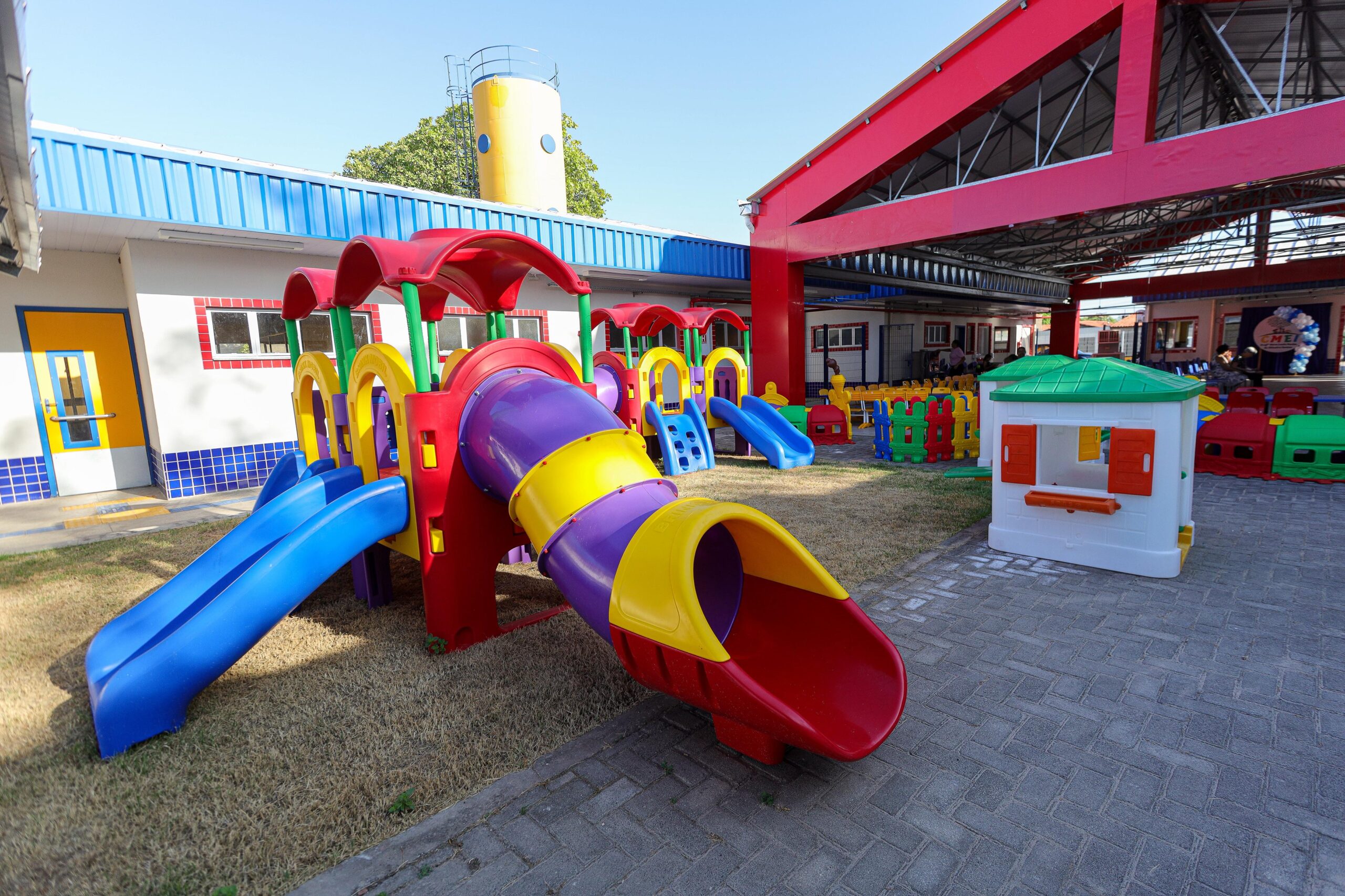 Pacto pelas Crianças do Piauí entrega kit mobília creche em Teresina