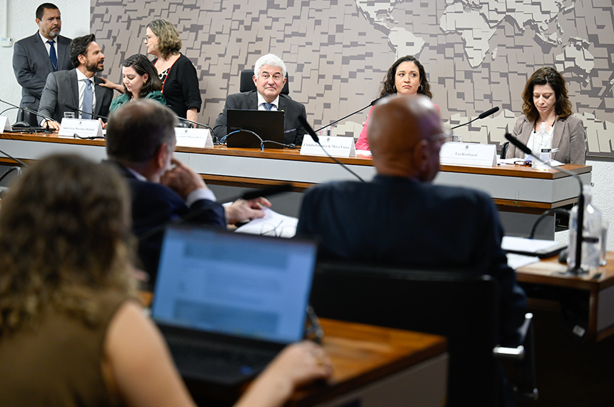 Política de educação digital enfrenta muitos desafios, avaliam debatedores
