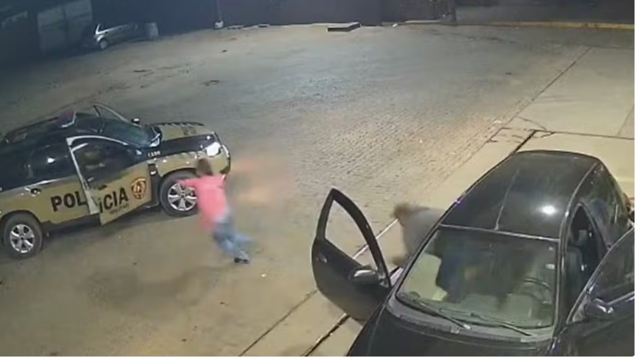 Vítima de estupro e sequestro vê viatura da PM e salta de carro para pedir socorro em MG