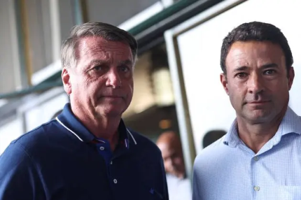 Bolsonaro recebe visita de aliado e diz: “Minha vida acabou”