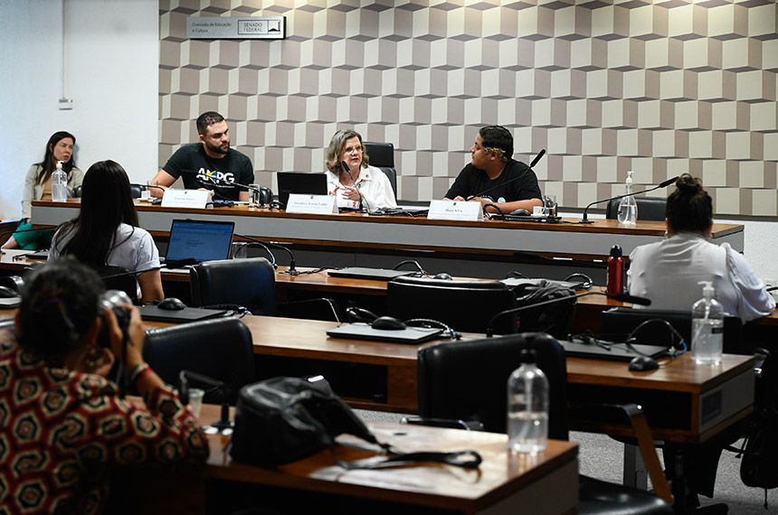 PNE foi quase totalmente descumprido, apontam debatedores