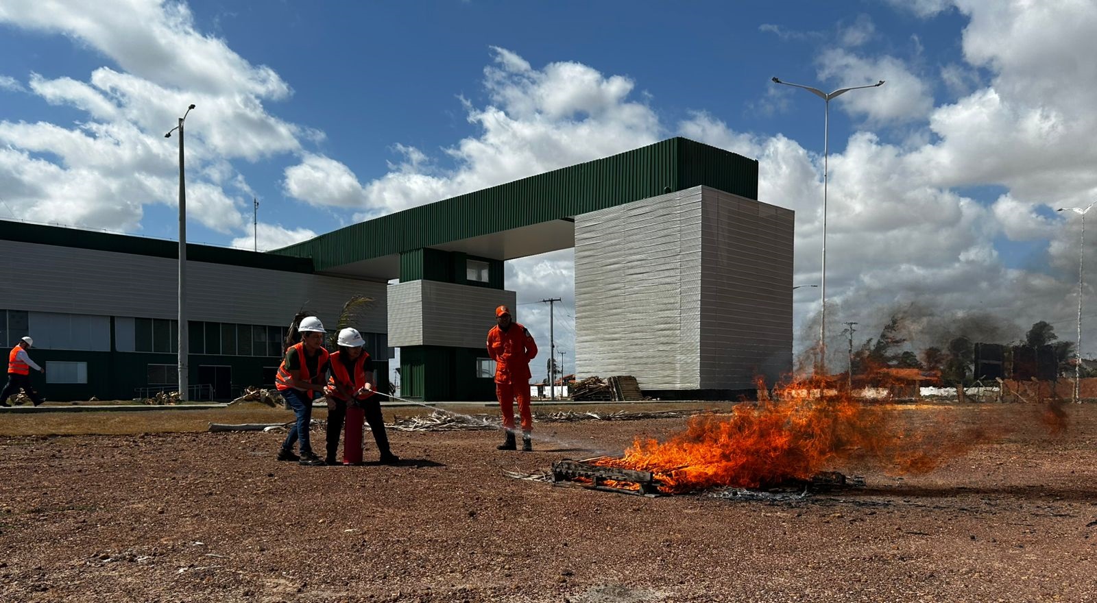 Corpo de Bombeiros minista curso de formação de brigadistas na Companhia Porto Piauí