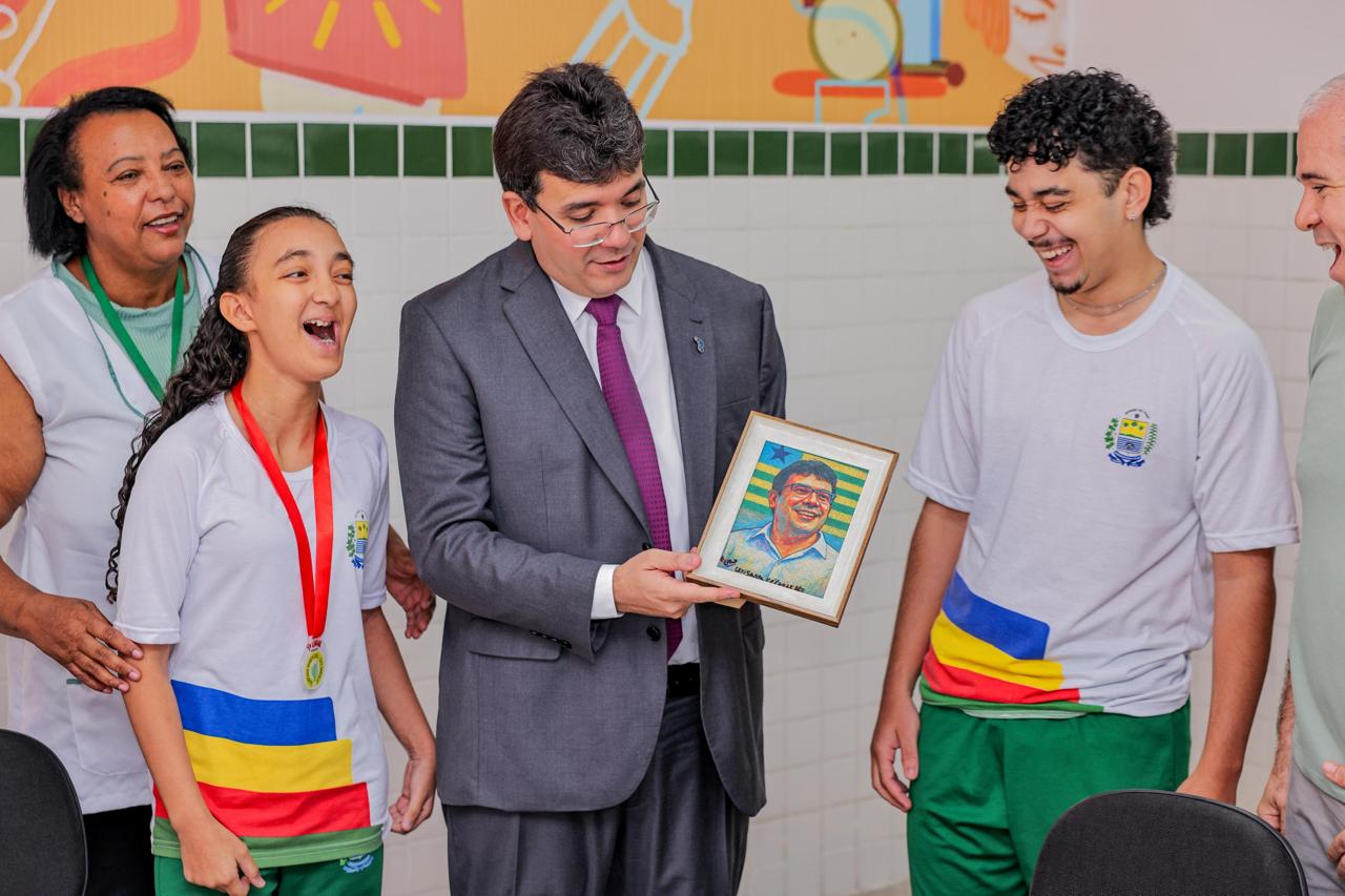 Rafael Fonteles inaugura reforma de escola no bairro Santa Fé, em Teresina, e reforça modernização da rede estadual de ensino