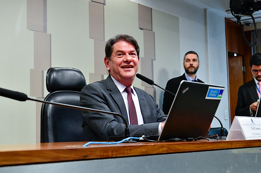 CE pode aprovar contrato especial de trabalho para quem cursa pós-graduação