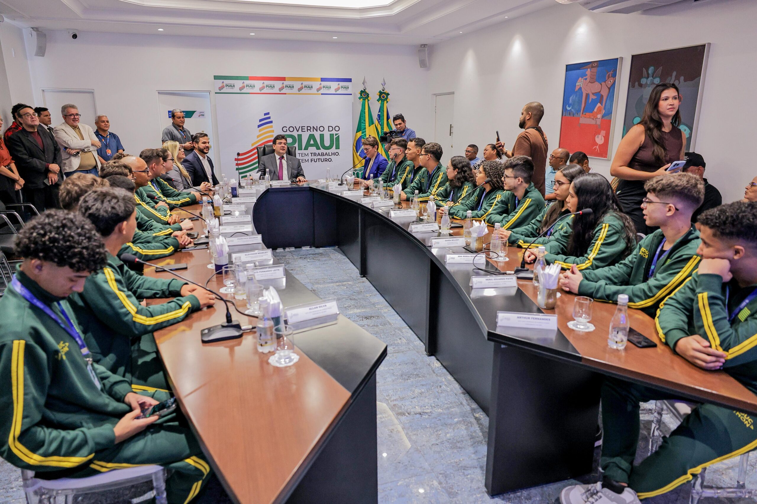 Rafael Fonteles recepciona estudantes que seguem para intercâmbio na Alemanha