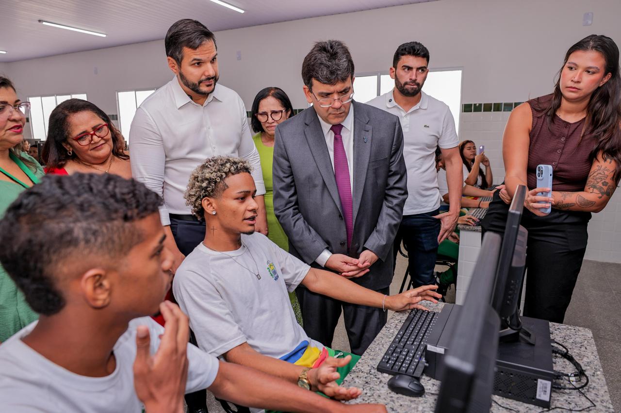 Modernização: Fonteles inaugura reforma de escola no bairro Santa Fé