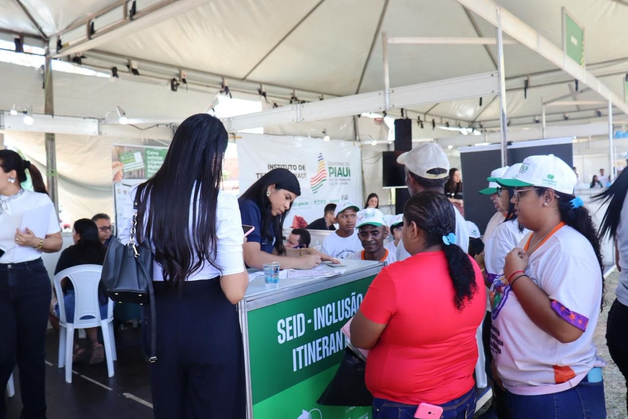 Feira de Serviços realizou mais de 2 mil atendimentos à população durante o Diálogos Pelo Piauí em Uruçuí na sexta (29)