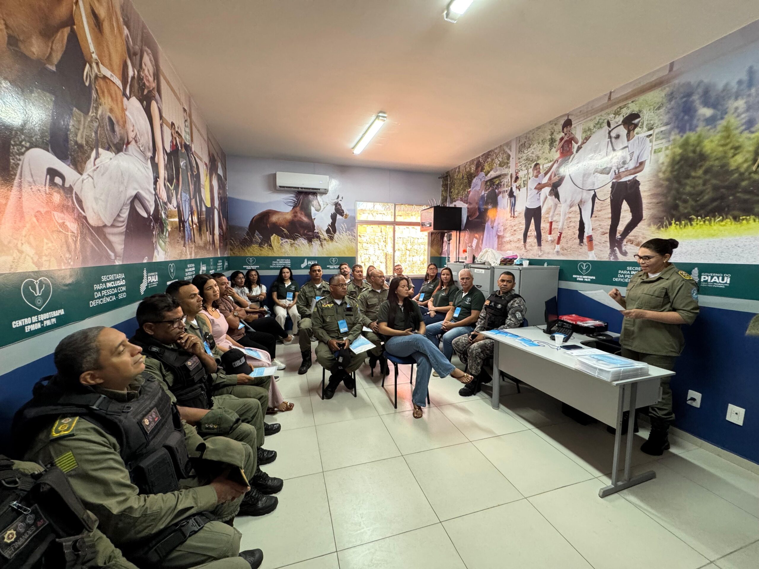 Seid e Polícia Militar iniciam capacitação de profissionais que vão atuar no Centro de Equoterapia de Floriano