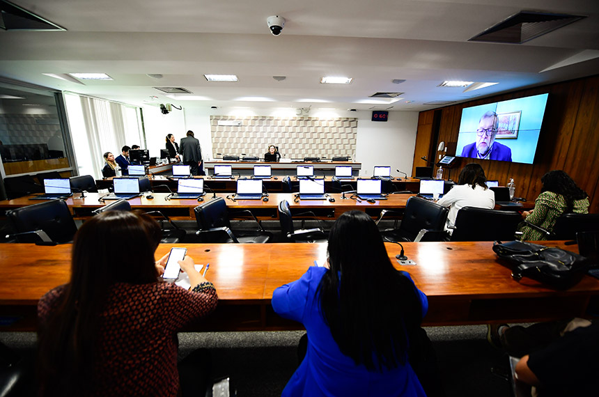 Escolas terão que informar casos de suicídio e automutilação, aprova CE