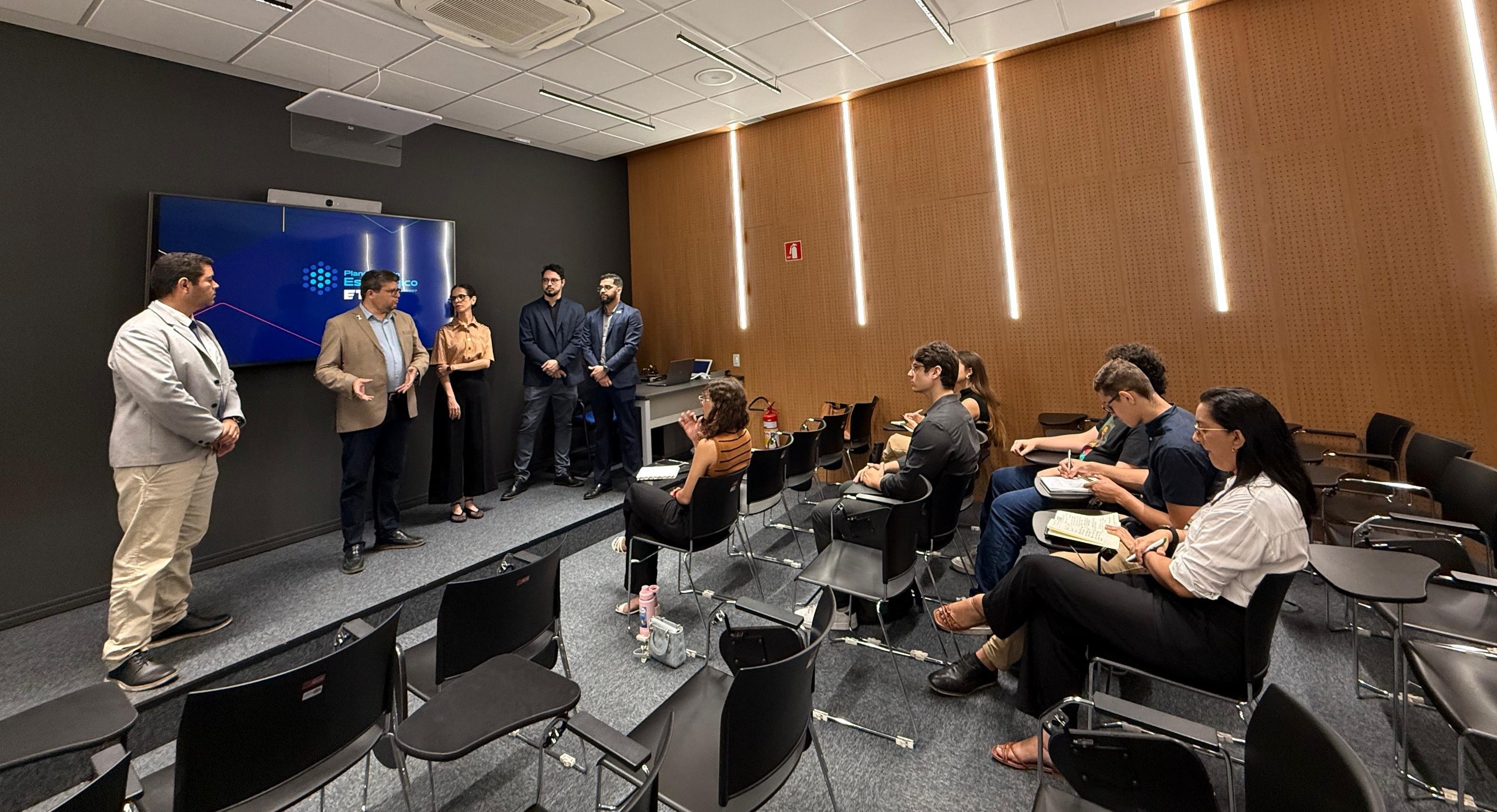 Etipi recebe estudantes e compartilha conhecimento em gestão e inovação