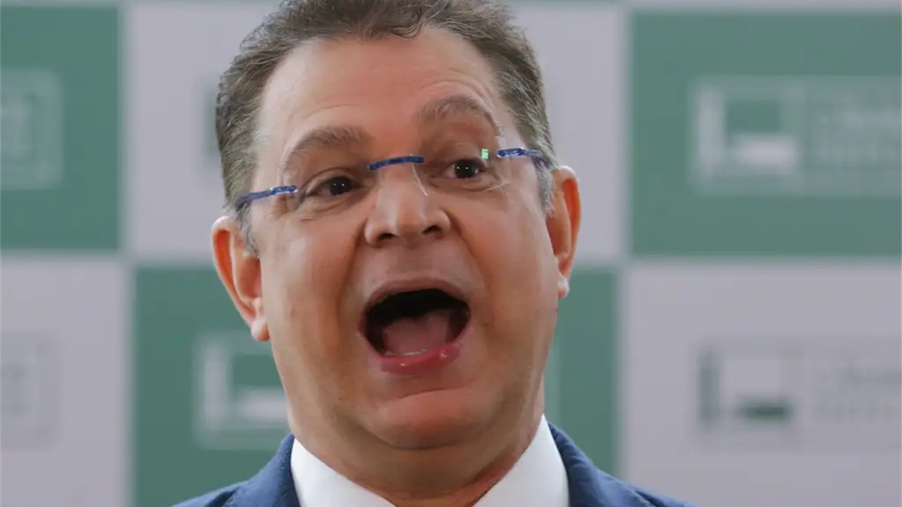 Sóstenes Cavalcante mente e nem vermelho fica