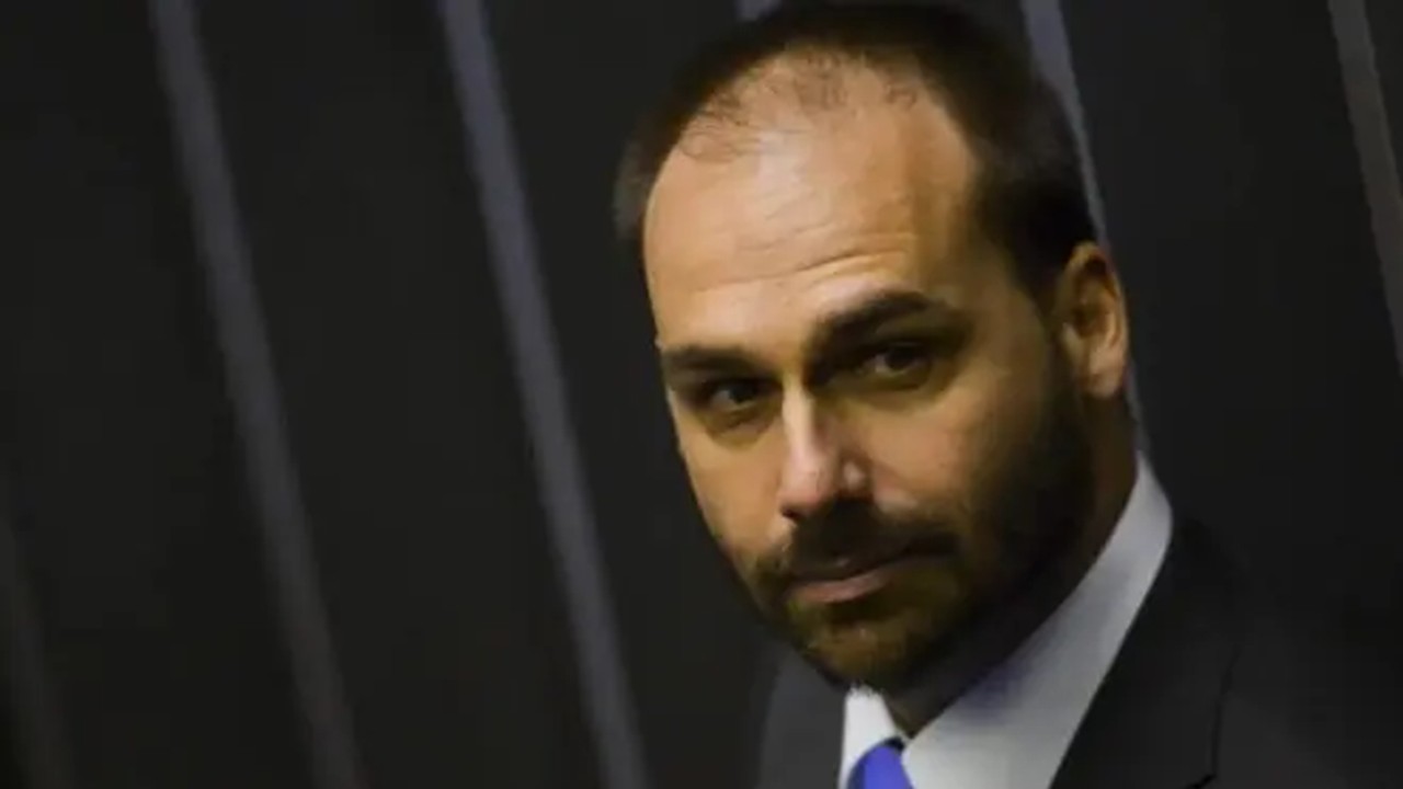 PF dá 15 dias para Eduardo se defender em processo por abandono de cargo