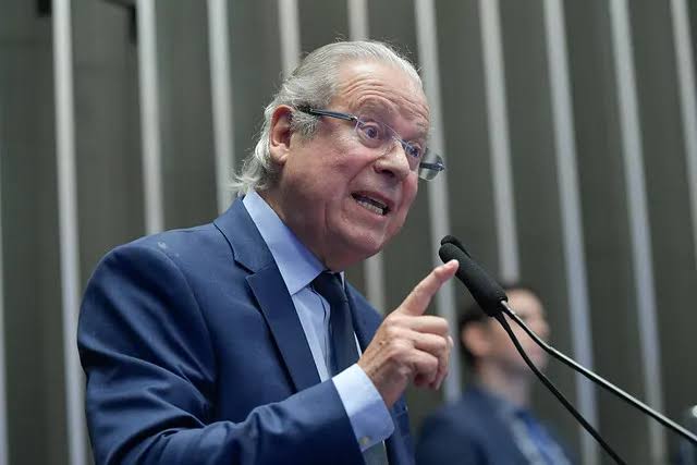 “Eduardo Bolsonaro tem que perder o mandato e a nacionalidade”, defende Zé Dirceu