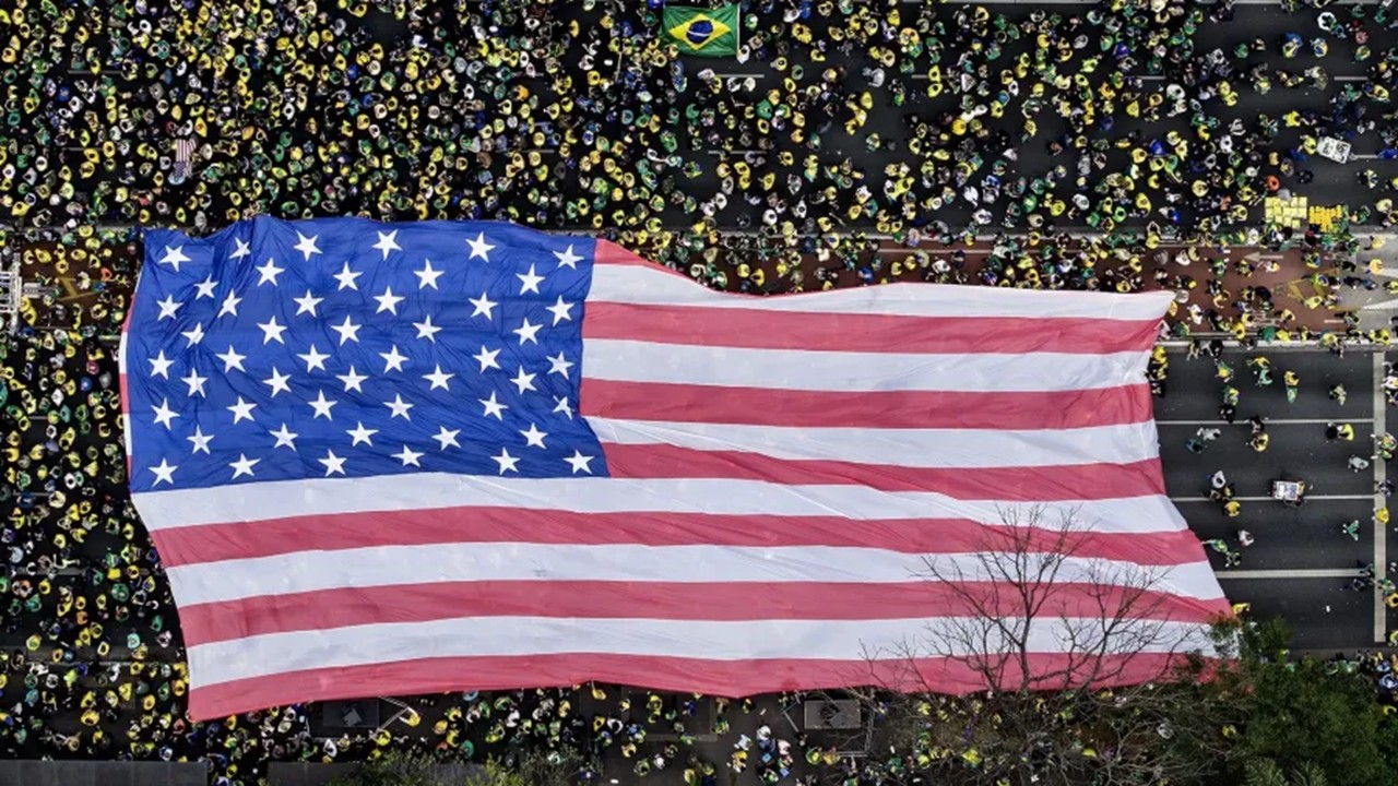Bolsonaristas trocam bandeira do Brasil pela americana