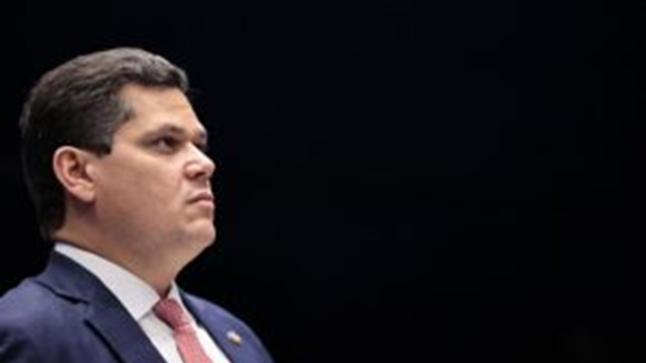 Senado aprova em menos de dois minutos projeto sobre aborto legal, mas prega cautela para discutir fim da escala 6x1