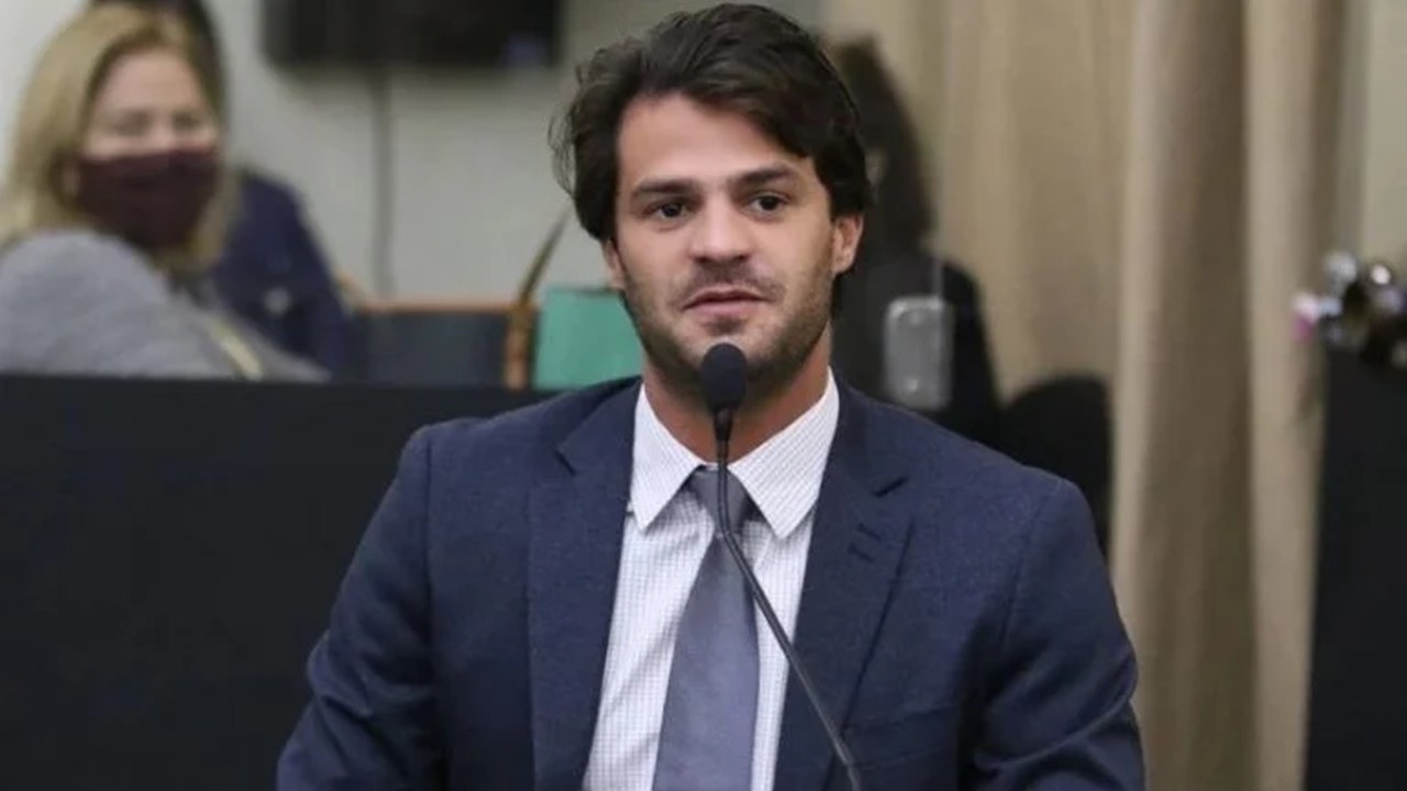 Deputado provoca acidente com outros 6 carros, foi conduzido à delegacia mas negou estar em acidente