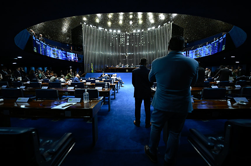 Plenário vota pena maior a quem fornece droga ou álcool a menor de 18 anos