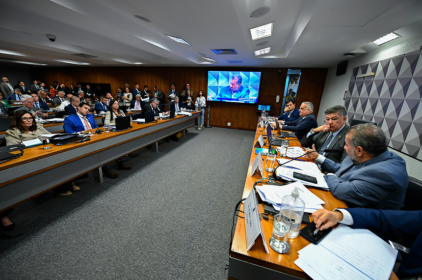 Disputa entre governo e oposição marca depoimento de Lupi na CPMI do INSS