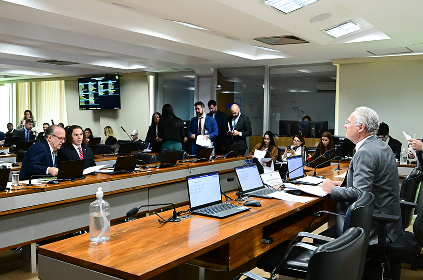 CAE adia votação de projeto que reduz impacto do tarifaço