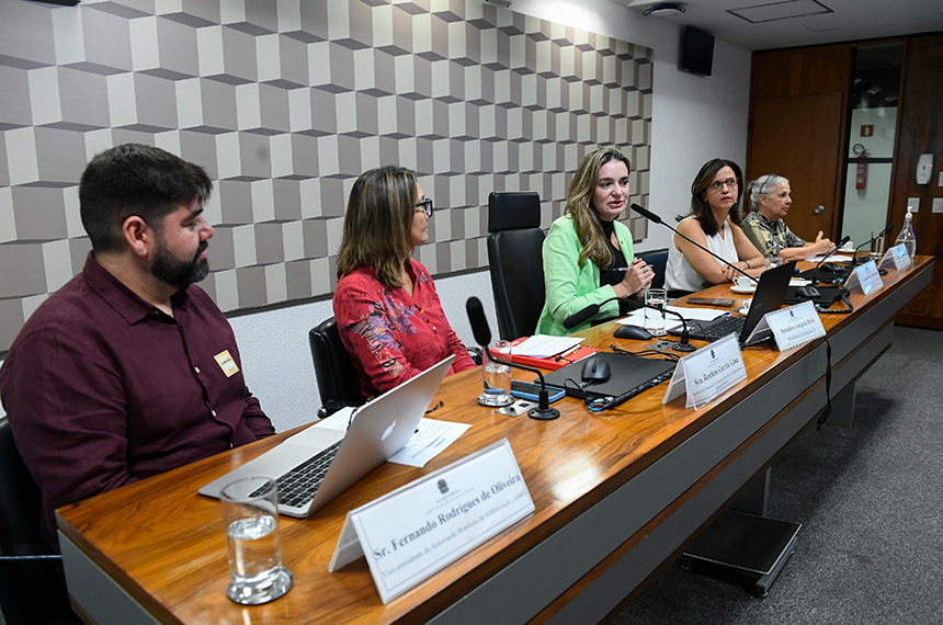 Educadores elogiam política de formação de professores, mas apontam desafios