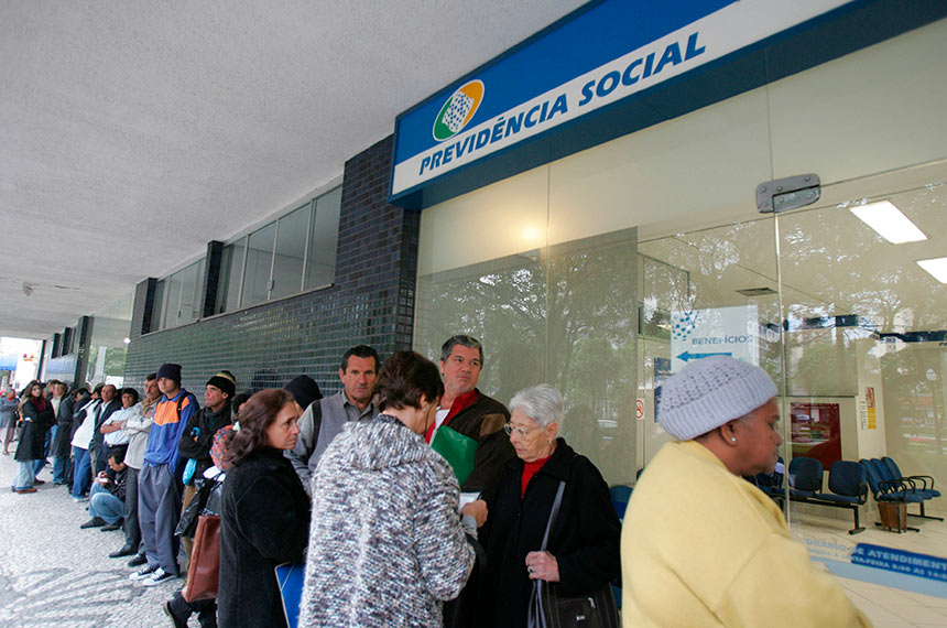 Programa para reduzir filas do INSS vira lei