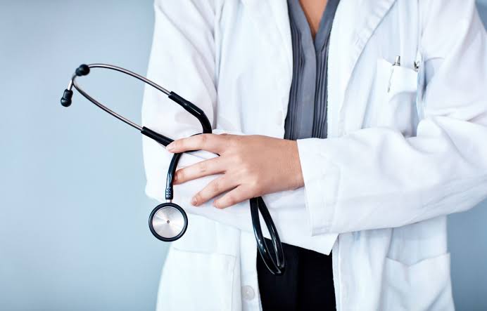 Lista das faculdades de medicina com nota ruim no Enamed. Nordeste tem 24, São Paulo 23 e Piauí 1. Veja!