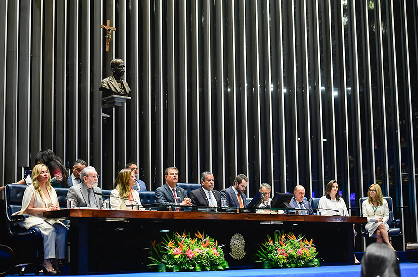 Sessão em homenagem aos 80 anos do CFM destaca novos desafios dos médicos