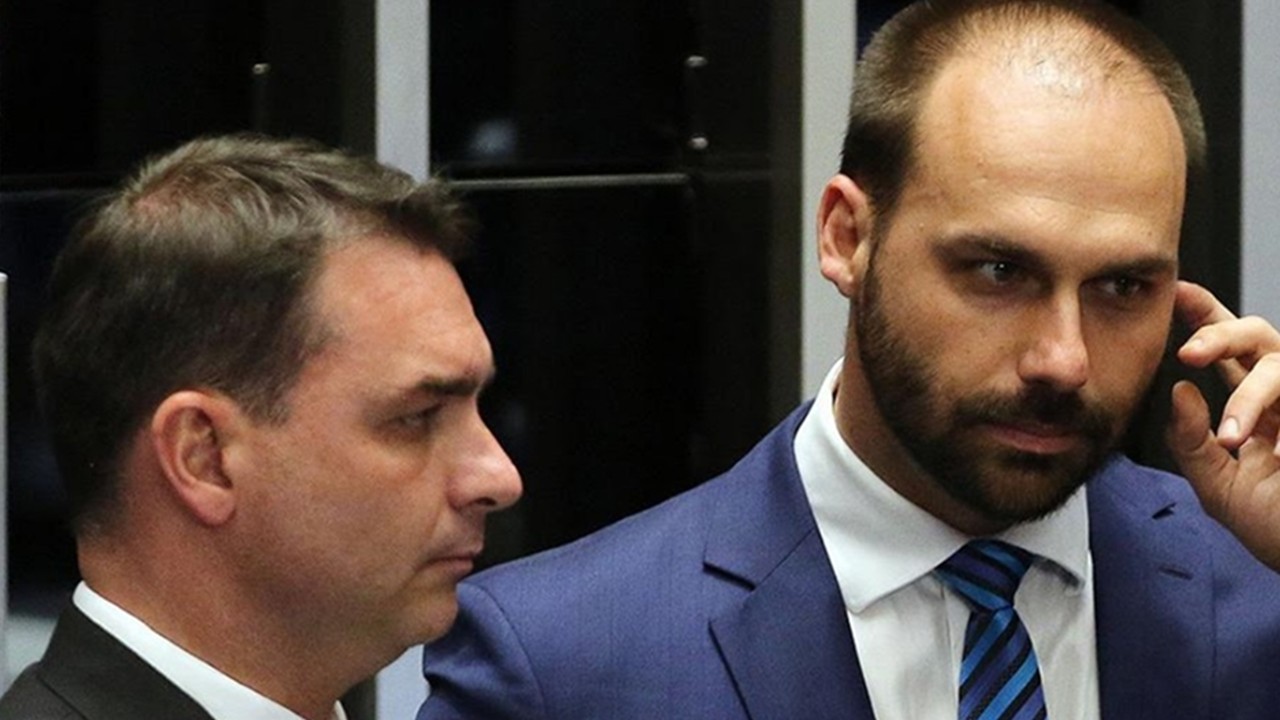 A reação de Flávio e Eduardo Bolsonaro à condenação do pai