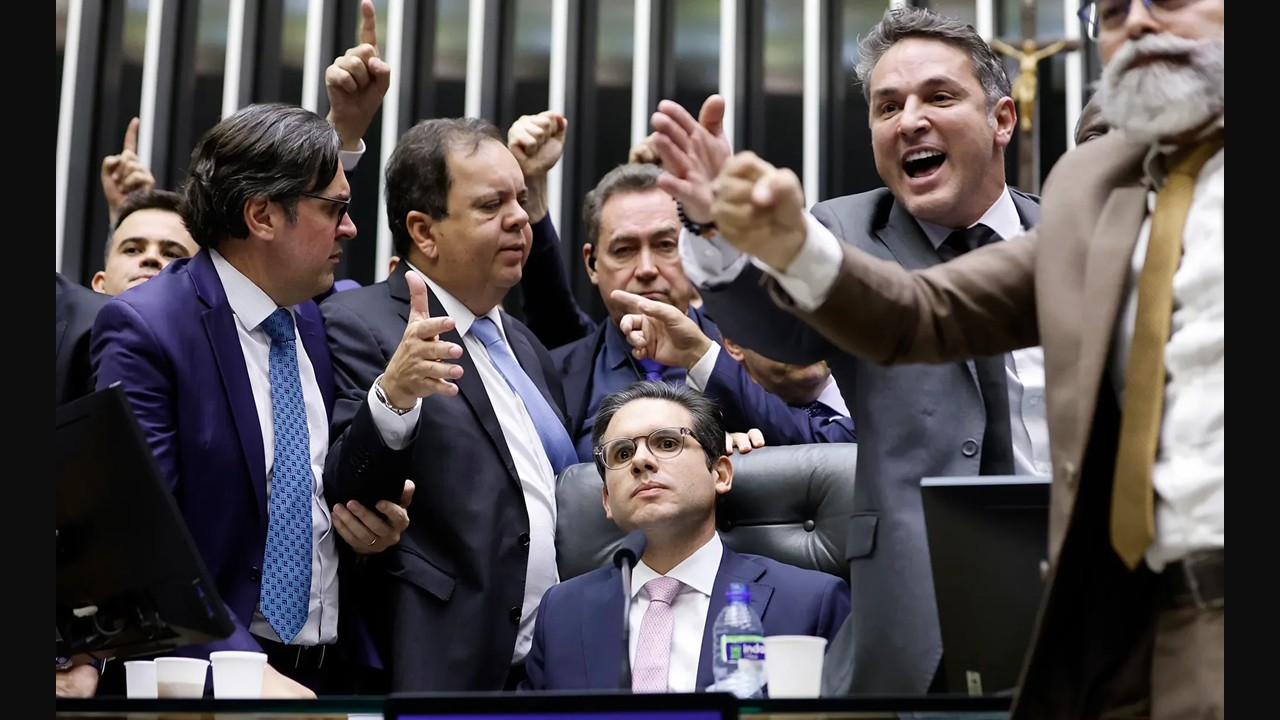 O Centrão não engana ninguém. Nem mesmo os petistas que votaram na PEC DA BANDIDAGEM