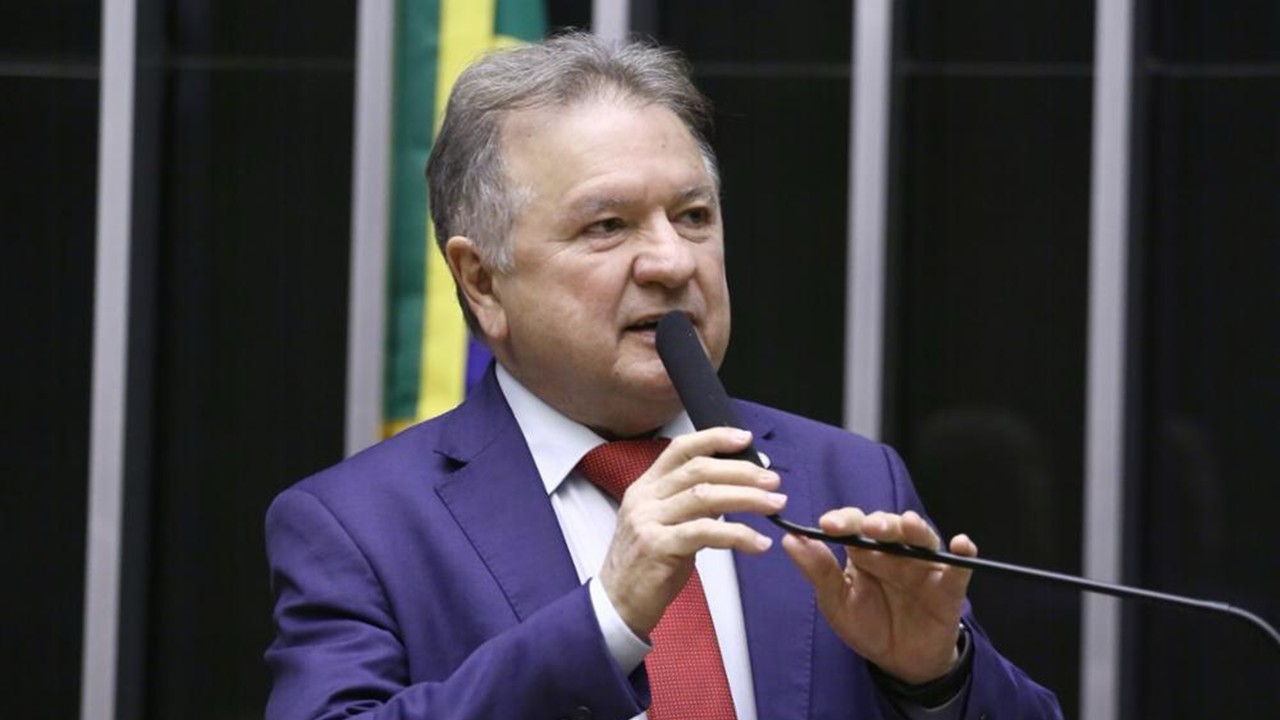 Deputado Merlong Solano explica voto favorável à PEC das Prerrogativas