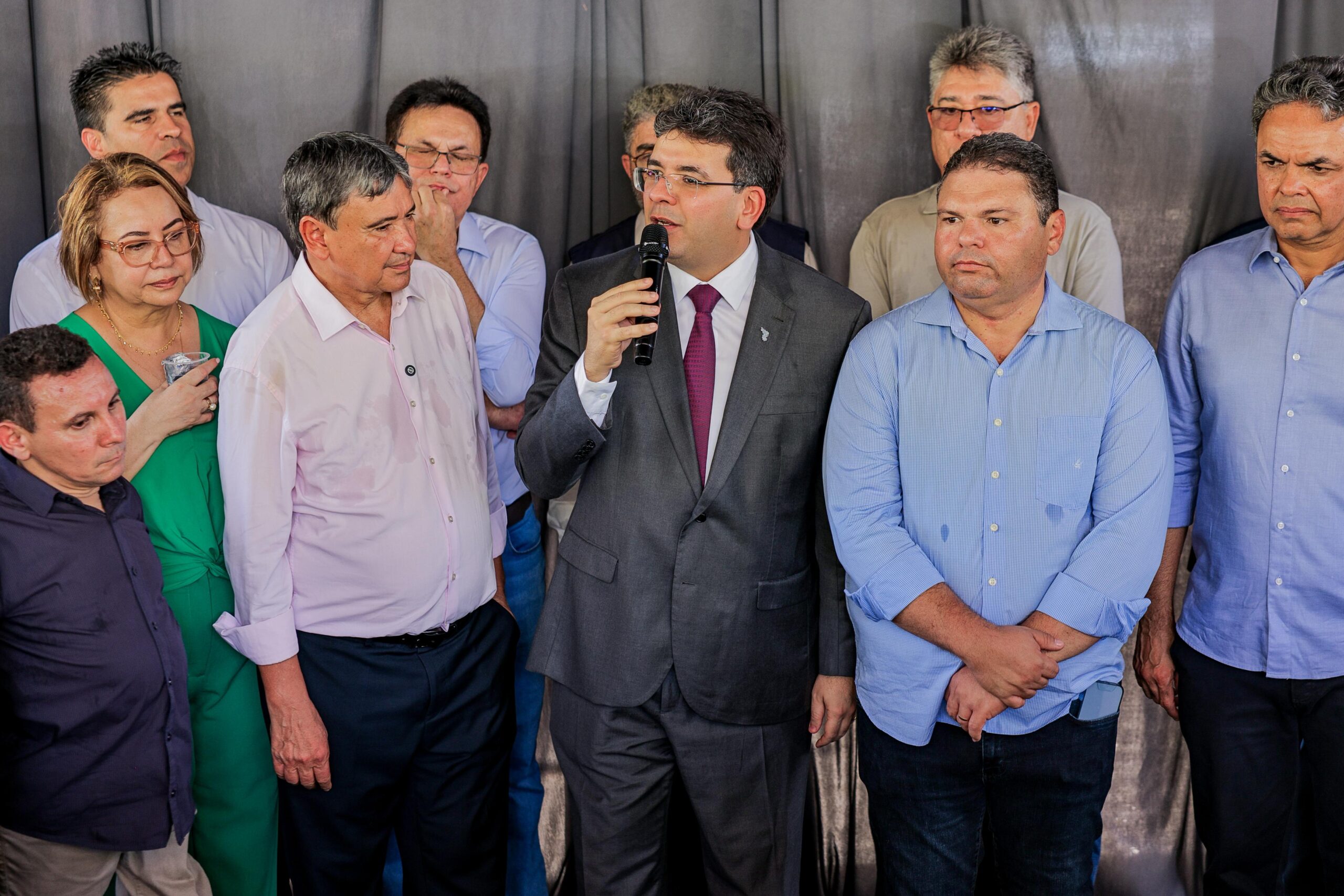 Rafael Fonteles entrega vans adaptadas a 22 municípios e anuncia mais 50 veículos