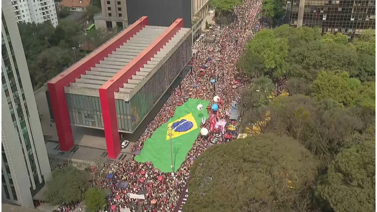 Como as manifestações de ontem foram vistas nas redes sociais?