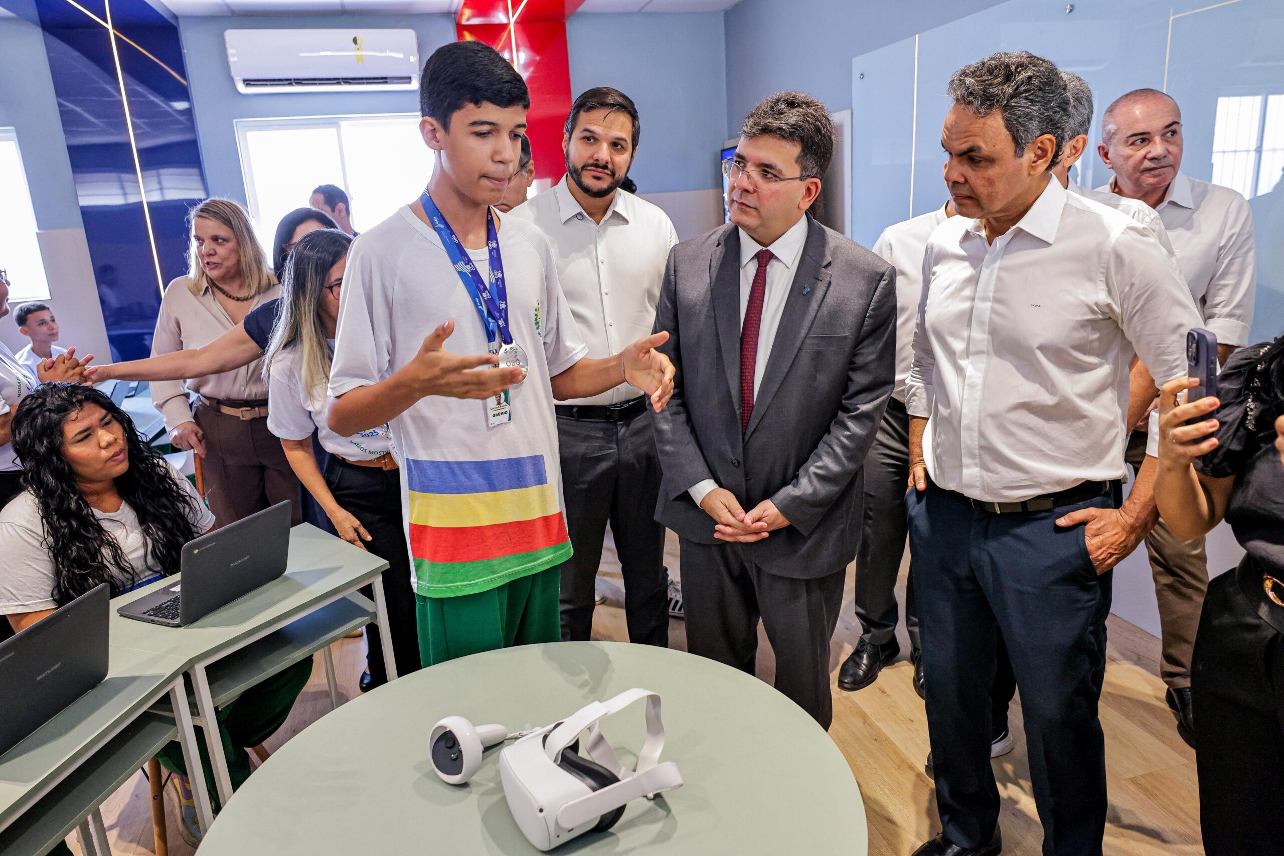 Ao inaugurar reforma de escola em Teresina, Rafael Fonteles destaca universalização do ensino integral e profissional no Piauí