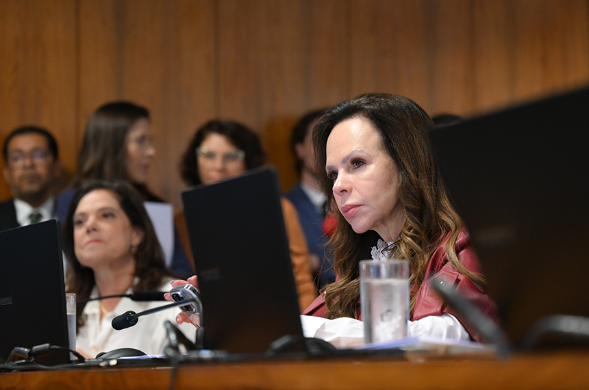 Comissão aprova regulamentação da profissão de condutor de ambulância