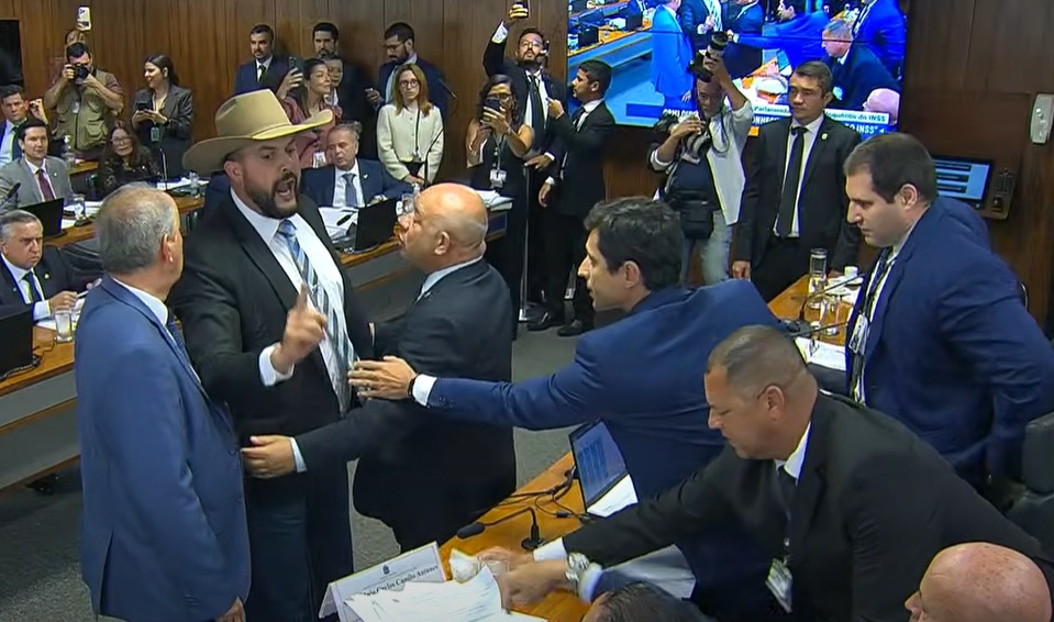 VÍDEO: Bolsonarista Zé Trovão parte para cima do advogado do “Careca do INSS”