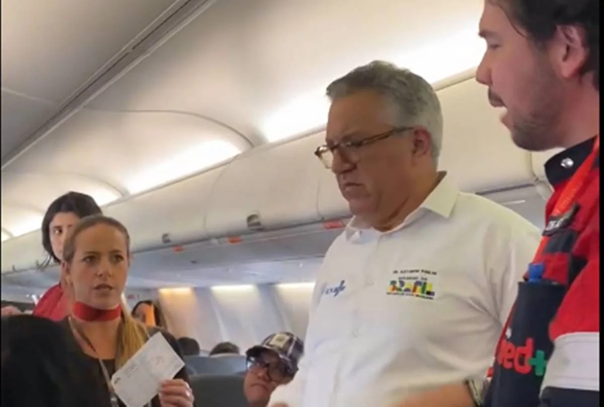 Ministro da Saúde socorre passageira que desmaiou em avião; vídeo