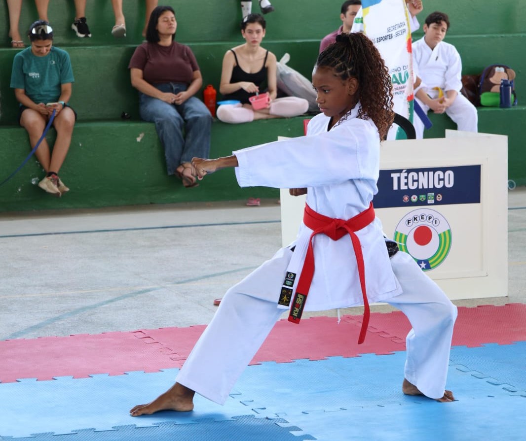 Estudante da rede estadual conquista ouro duplo na copa Karatê Kids e mostra força do esporte nas escolas de tempo integral