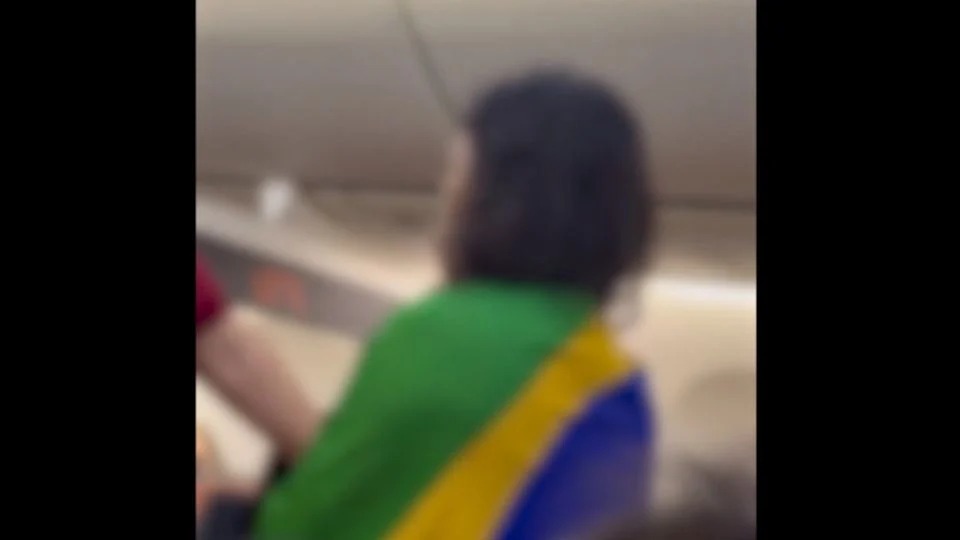 VÍDEO: "Não viajo com petista". Bolsonarista é expulsa de voo após dar escândalo