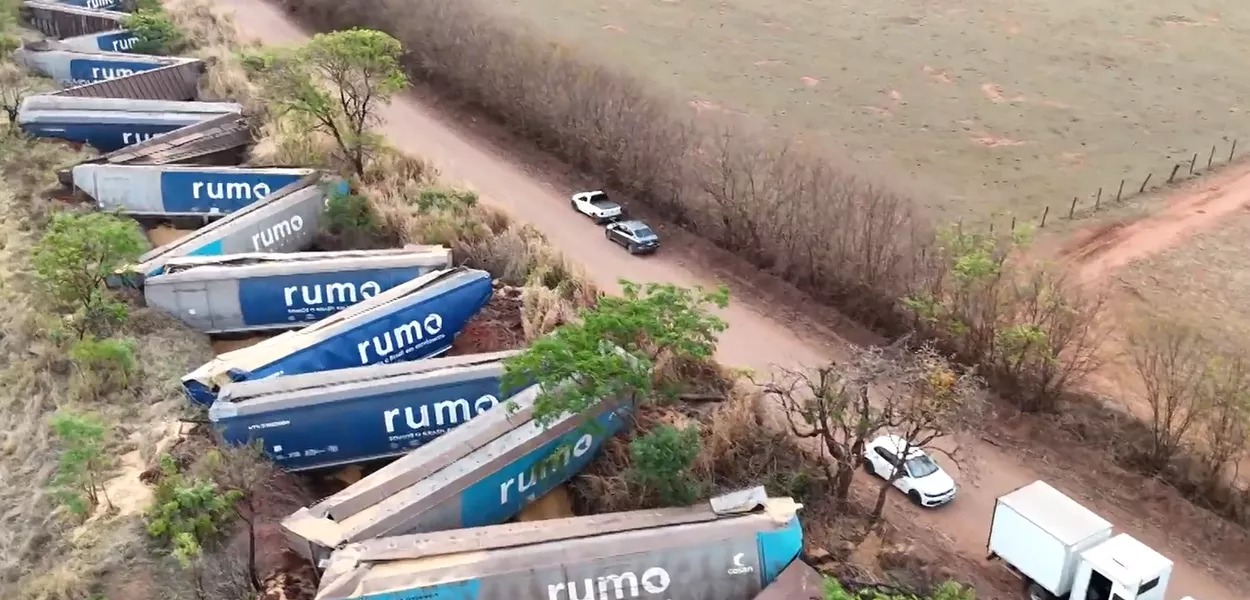 Trem com 30 vagões descarrila em Araraquara (SP)