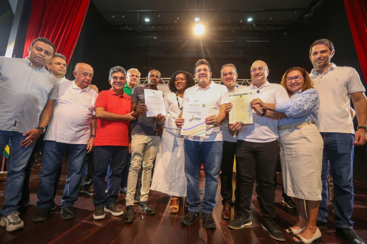 Governador entrega 80 registros de imóveis a famílias em Oeiras pelo programa Casa Legal
