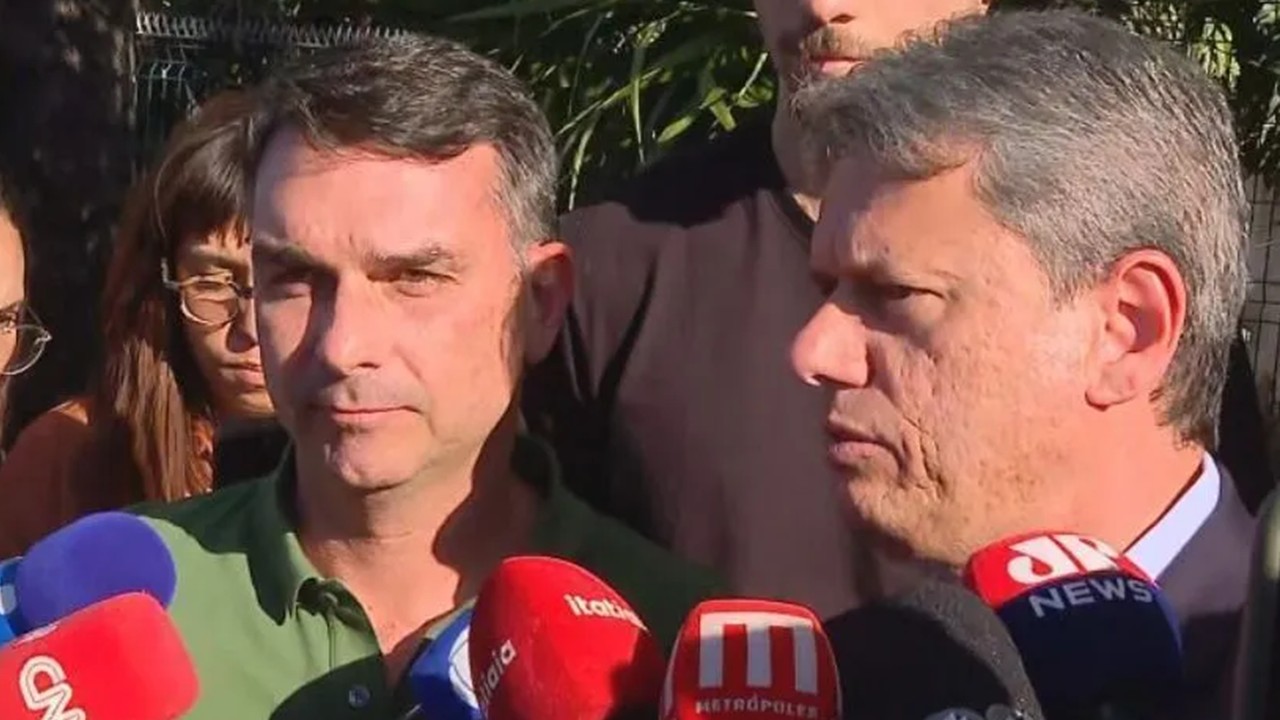 Uma nova rearrumação: aliados articulam chapa Tarcísio-Flávio para “acalmar” Eduardo Bolsonaro