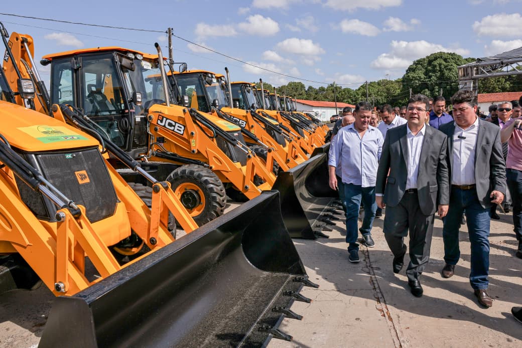 Rafael Fonteles participa da entrega de máquinas agrícolas de grande porte para 28 municípios do Piauí