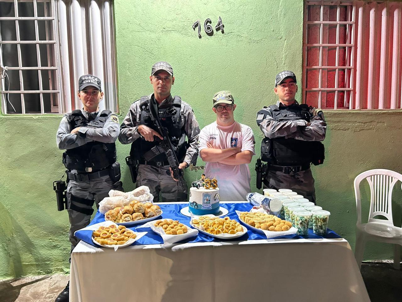 Polícia Militar do Piauí participa de aniversário de jovem com Síndrome de Down e fã da corporação em Floriano