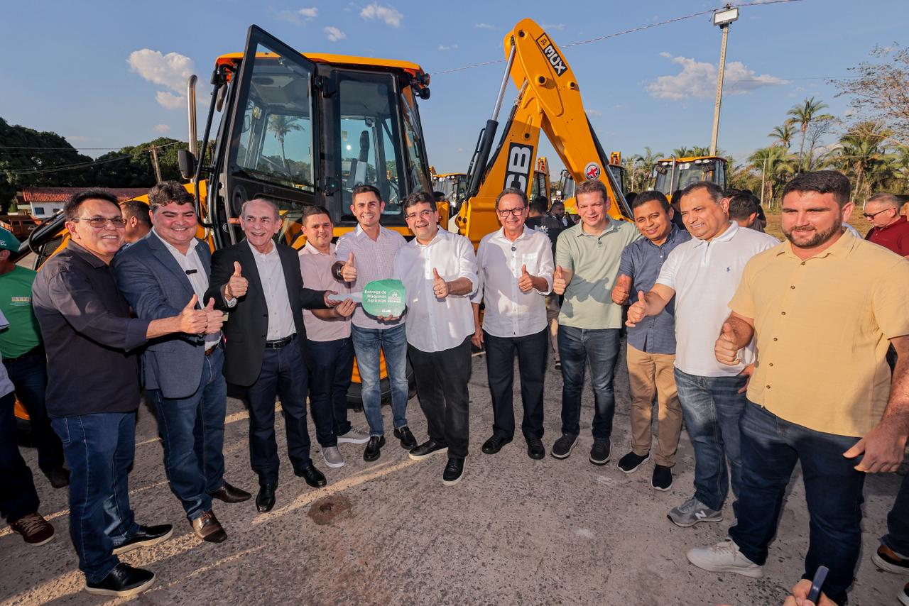 Prefeitos recebem máquinas retroescavadeiras e destacam múltiplos benefícios para prestação de serviços públicos