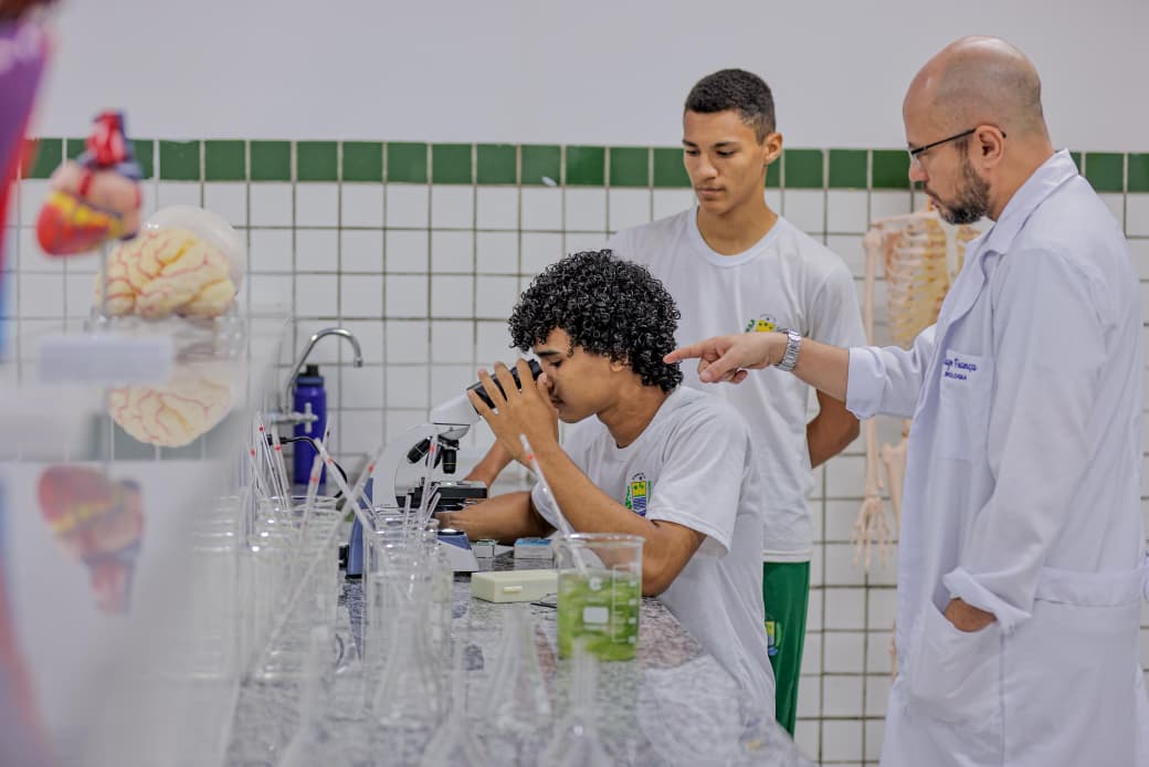 Governador entrega nova estrutura e garante pavimentação de acesso a escola na zona rural de Teresina
