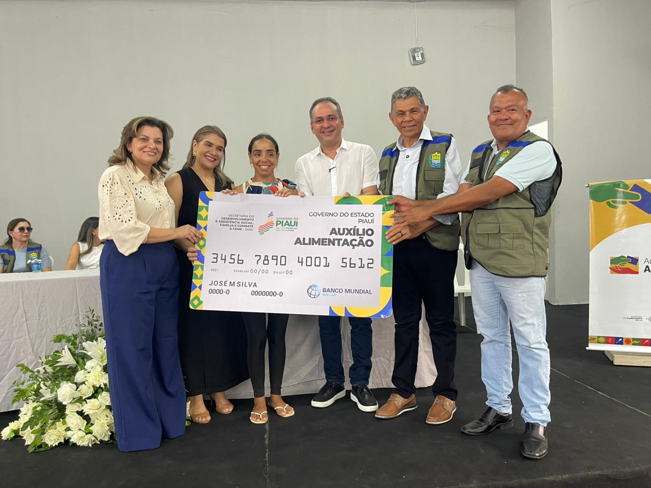 Sasc realiza entrega de cartões do Programa Auxílio Alimentação para 230 famílias em Oeiras