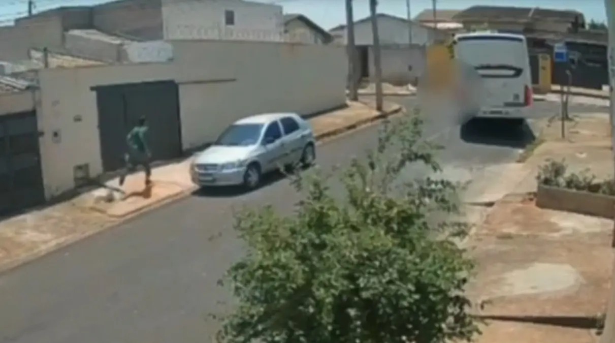 VÍDEO: Criança morre após ser atingida por ônibus em MG