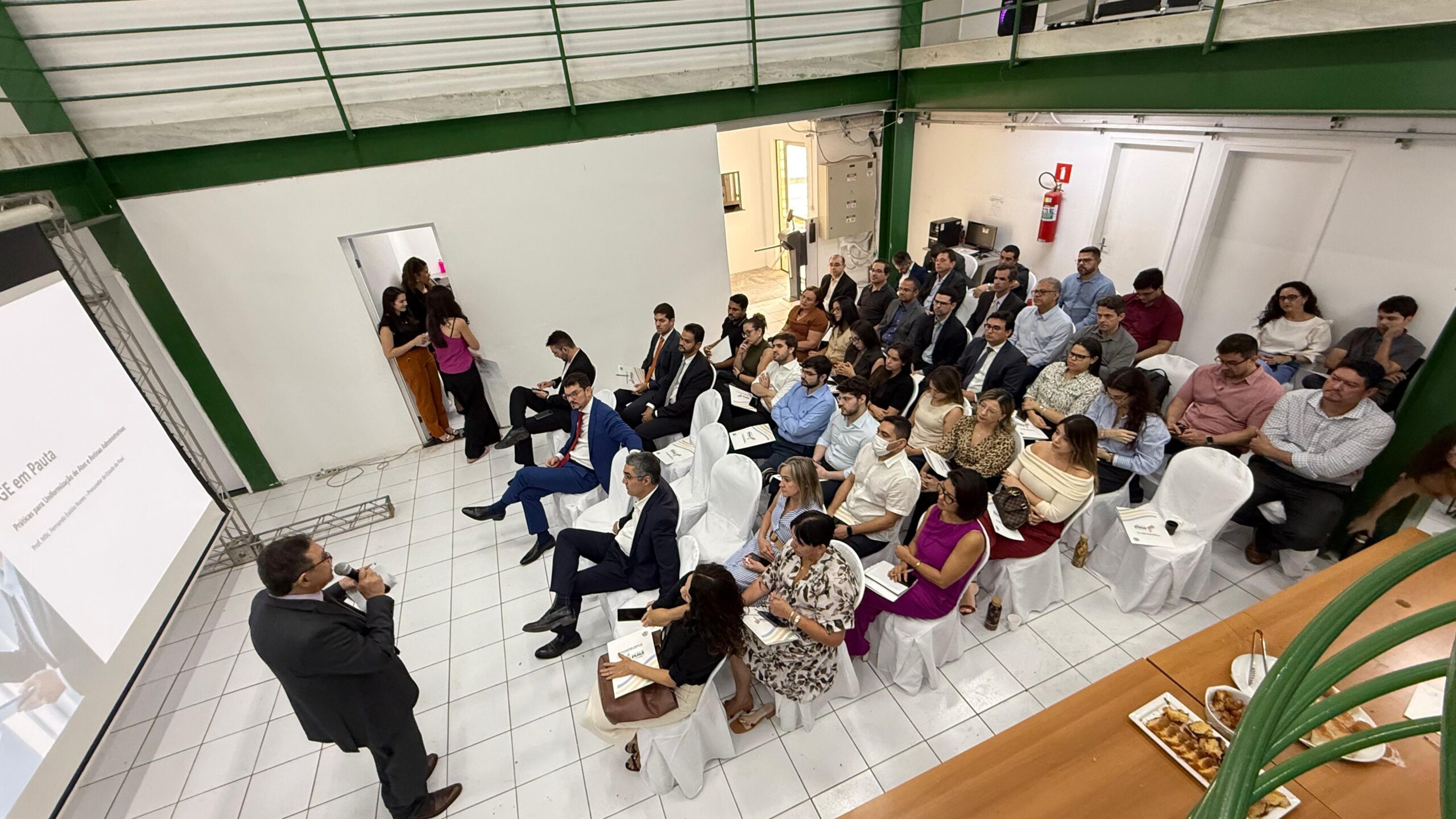 PGE-PI apresenta Manual de Redação e Padronização de Documentos e Atos Oficiais em evento interno