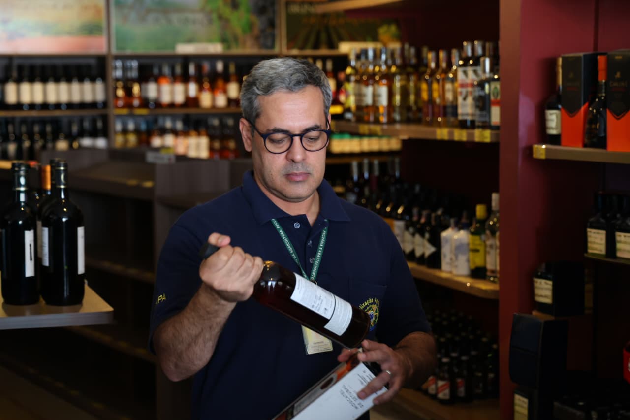 Vigilâncias Sanitárias do Estado e Município realizam ação educativa em distribuidoras e depósitos de bebidas alcoólicas em Teresina