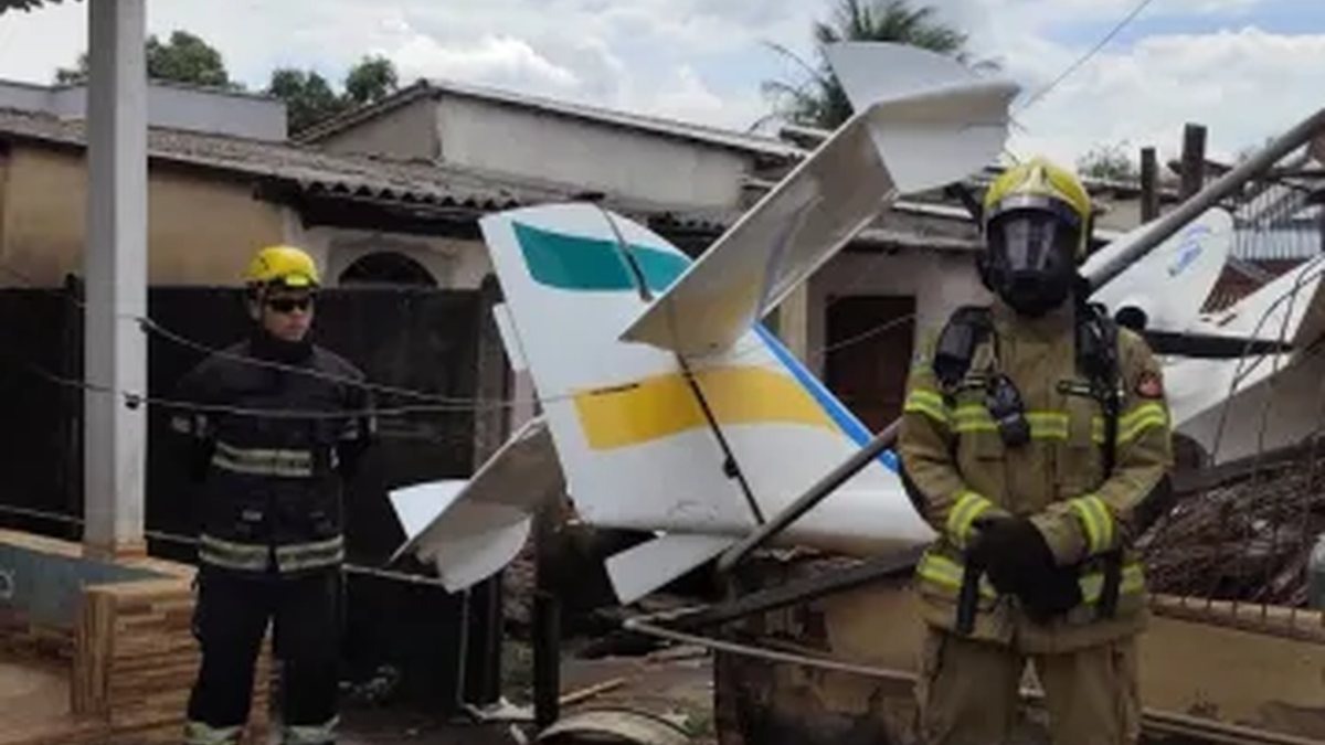 VÍDEO: Avião de pequeno porte cai sobre casa em Goiânia